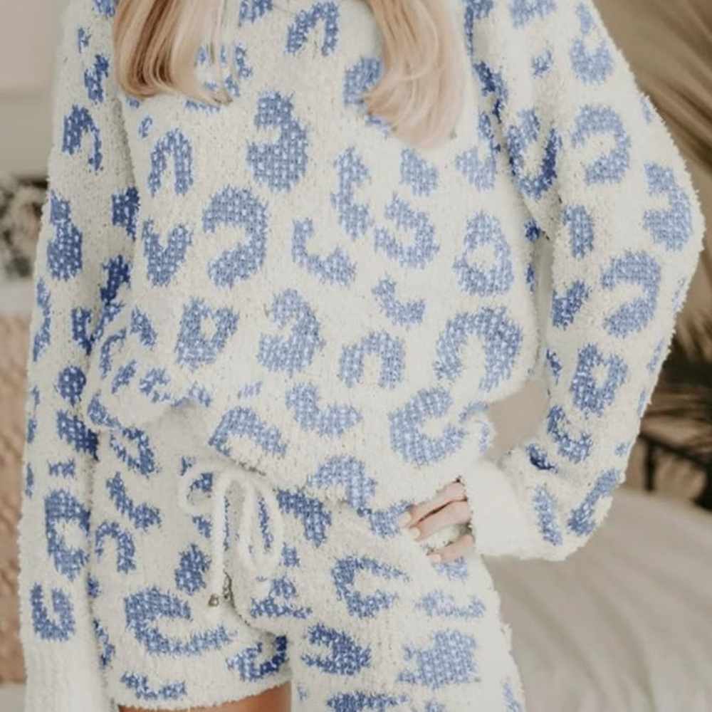 2 Piece White and Blue Fuzzy Lounge Set - Picture 2 of 8